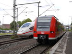 Da ICE 627 zu spät war, wurde 425 047 von 403 031 am 15.07.2016 in Dettelbach Bahnhof überholt.