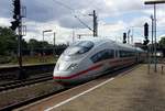 BR 403 (Tz 334)  Offenburg  mit Tz 310  Wolfsburg  als ICE bei der Einfahrt in Mannheim Hbf auf Gleis 5. [26.6.2016]