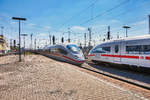 403 514-3 und 403 535-8 fahren als ICE 610 (München Hbf - Dortmund Hbf) in Mannheim Hbf ein.
Rechts daneben stehen 406 080-2 und 406 500-3 als ICE (Amsterdam Centraal - Basel SBB).
Aufgenommen am 20.4.2017.