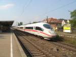 dieser ICE 3 auf der Fahrt von Dortmund Hbf nach Mnchen hbf, fuhr am 29.04.06 mit knapp 150km/h durch den bahnhof von S-Obertrkheim.
