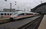 403 552-3  Mönchengladbach  und 403 058-1  St. Ingbert  warten am 1.7.2017 als ICE201 von Köln Hauptbahnhof nach Basel SBB im Kölner Hauptbahnhof auf Abfahrt.