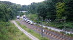 Der ICE3 aus Frankfurt am Main nach Brüssel-Süd(B) und kamm aus dem Aachener-Buschtunnel aus Rictung Aachen-Hbf und fährt in Richtung Hergenrath(B). Aufgenommen von einer Fußgängerbrückein Preusswald bei Aachen.
Bei Sommerwetter am Nachmittag vom 24.8.2017.