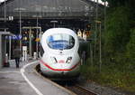 Der ICE3 aus Frankfurt am Main nach Brüssel-Süd(B) und kommt aus Richtung Köln und hält in Aachen-Hbf und fährt dann weiter in Richtung Belgien.
Aufgenommen vom Bahnsteig 9 vom Aachen-Hbf. 
Am Nachmittag vom 10.9.2017.