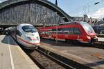 403 053-2  Neu-Ulm  trifft am 4.7.2017 als ICE201 von Köln Hauptbahnhof nach Basel SBB im Kölner Hauptbahnhof auf 442 261-4 als RE9 (RE10969)  Rhein-Sieg-Express  von Köln Hauptbahnhof nach Siegen.