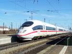 Der ICE-3  Wiesbaden  bei der Einfahrt des Bahnhofs Ingolstadt.