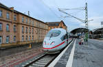 403 531-7 (Tz 331  Westerland/Sylt ), einer der mit Unterschriften beklebte Eröffnungs-ICE der VDE 8, als ICE 1539 (Linie 15) von Frankfurt(Main)Hbf nach Berlin Hbf (tief) steht in