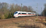 Der als ICE 1632 verkehrende ICE 3 passiert am 21.01.18 auf dem Weg von Berlin nach Frankfurt(M) die Ortschaft Burgkemnitz.