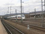 Ein ICE 3 auf der Fahrt nach München Hbf passiert mit 252 km/h den Bahnhof Vaihingen (Enz) auf der Schnellfahrstrecke Stutgart-Mannheim und erreicht in etwas mehr als 10 Minuten seinen nächsten Halt Stuttgart Hbf.
