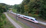 Der ICE3 DB aus Frankfurt am Main nach Brüssel-Süd(B) und kamm aus dem Aachener-Buschtunnel aus Richtung Aachen-Hbf und fährt in Richtung Hergenrath(B). 
Aufgenommen von einer Fußgängerbrücke in Preusswald bei Aachen. 
Bei Sonne und Wolken am Abend vom 24.8.2018.