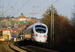 30. Dezember 2003, ein ICE nach Berlin legt sich vor dem Bahnhof Kronach gewaltig in die Kurve. 