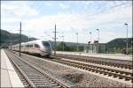 403 025  Ravensburg  brettert mit 300 Km/H duch den Bahnhof Kinding (Altmhltal) Richtung Nrnberg.