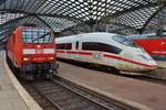 146 003-9 trifft am 12.07.2019 mit dem RE9 (RE10919)  Rhein-Sieg-Express  von Aachen Hauptbahnhof nach Siegen Hauptbahnhof im Kölner Hauptbahnhof auf 403 556-4 als ICE108 von Basel SBB.