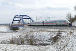 18. März 2018, ICE 1004 München - Berlin fährt auf der Hochgeschwindigkeitsstrecke Ebensfeld - Erfurt über die Flutmuldenbrücke bei Wiesen.Der Triebzug ist einer der  Sprinter , ICE 3-Tz 331 (ehemals  Westerland/Sylt ) 403 031/531 jetzt ( Diese Strecke gehört... ), dekoriert  mit zahllosen Unterschriften.