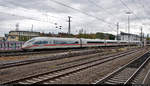 403 557-2 (Tz 357  Esslingen am Neckar ) als Leerzug durchfährt den Bahnhof Ludwigsburg auf Gleis 1 Richtung Bietigheim-Bissingen.
Vom 10.4. bis 31.10.2020 wird diese Szene den dortigen Betriebsalltag bestimmen, denn mit der vollständigen Sanierung der Schnellfahrstrecke Mannheim–Stuttgart (KBS 770) müssen alle Fernverkehrszüge über die  Altbaustrecken  umgeleitet werden.
Aufgenommen vom Bahnsteig 4/5.
[26.9.2019 | 13:46 Uhr]