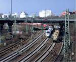 Hamburg, Mrz 2002. ICE 3 kommt vom ICE Werk Hmb-Eidelstedt und fhrt weiter Richtung Hamburg Hbf. Ein Gterzug, bespannt mit einer DB Cargo-Lok BR 145, fhrt nach Norden. Im Hintergrund ein Zug der Hamburger S Bahn. Darber fhrt eine Brcke der A 7 Hamburg - Flensburg.