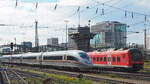 Der neu beklebte ICE 3  München  mit dem Regenbogen-Band über die ganze Zuglänge, hier am  Premierentag , dem 09.07.2021 bei der Einfahrt in München Hbf.