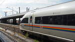 Der neu beklebte ICE 3  München  mit dem Regenbogen-Band über die ganze Zuglänge,  hier am  Premierentag , dem 09.07.2021 nach der Ankunft in München Hbf.