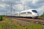 Am 08.08.21 fuhr der Regenbogen-ICE 403 022 als ICE 935von Saarbrücken nach Berlin. Hier durcheilt er Radis in Richtung Wittenberg.