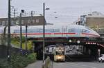 Zwei höchst unterschiedliche Triebwagen begegnen sich am 06.11.2021 unweit des Düsseldorfer Hautptbahnhofes: Oben der in Richtung Duisburg fahrende DB-ICE3 4603, darunter der Rheinbahn-Museumstriebwagen K66 2269, der auf der Erkrather Straße zum Betriebshof Lierenfeld fährt