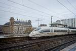 Regenbogen-ICE 403 022 beginnt seine Fahrt nach München als ICE 725 im Essener Hauptbahnhof (13.11.2021) 