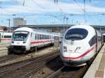 Links, einfahrender IC nach Mnchen Hbf und rechts steht ein ICE-3 zur Abfahrt nach Mnster(Westf.)Hbf bereit. Aufgenommen am 15.August 2007 in Mnchen Hbf.