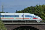 Ende August 2022 war ein ICE 3 (403 502) auf der Hochfelder Eisenbahnbrücke in Duisburg unterwegs.