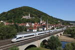 403 004  MÜNCHEN  bei der Ausfahrt aus Gemünden am 8. August 2022.