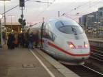 Ein ICE3 ist gerade in der Abenddmmerung im Hbf Stuttgart eingefahren...