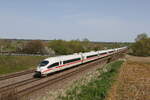 403 027  Siegen  und 403 022  Solingen  waren am 7. April 2024 bei Vierkirchen in Richtung München unterwegs.