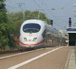 Der ICE 724 mit einer 403 bei der Durchfahrt von Leverkusen Mitte.