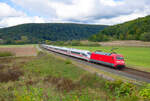 101 004 DB Fernverkehr mit einem ICE 3 im Schlepp bei Harrbach Richtung Würzburg, 07.10.2021