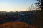 Zugbegnung zwischen einer DB Cargo 187 mit einem gemischten Güterzug und einem ICE 3 bei Emskirchen Richtung Nürnberg,  09.03.2022