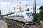 Der Regenbogen ICE 403 022 rauscht durch D�sseldorf Oberbilk in Richtung K�ln.

D�sseldorf 13.07.2024
