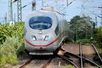 13.06.2026, 17:45 Uhr: 403 510-1 ICE3  Wolfsburg  bekommt bei der Anfahrt auf den Halt in K�ln Messe-Deutz (Tief), auf Gleis 12 einen  Knick .