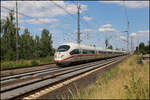 Ein ICE Doppel mit 403028-9 an der Spitze ist hier in Landsberg am 23.6.2026 um 14.42 Uhr nach Halle an der Saale unterwegs.