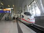 403 051  Herford  beim Zwischenhalt in Frankfurt a.M. Flughafen. In ca. einer Stunde wird er in den Klner Hauptbahnhof einfahren.
(29.08.2007)