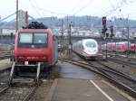 Ulm Hbf am 30.November 2007. Links: 482 007-2 der SBB-Cargo abgestellt in Ulm. Mitte: ICE-3 (Baureihe 403) von Dortmund Hbf nach Mnchen Hbf. Rechts: Messzug mit 120 501  Bahntechnik mit Kompetenz  und einem Messwagen sowie 2 Dostos der S-Bahn Dresden.