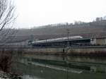 Am 22.12.2007 schiet der ICE 623 nach Mnchen aus einem Tunnel bei Wrzburg am Main.