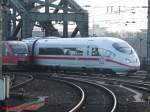 Ein ICE 3 und ein VT 644 fahren parallel von der Hohenzollernbrcke her kommend in den Klner Hbf ein. (03.01.2008)