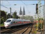 Bahnhof Kln Messe/Deutz: In einem durchfahrenden ICE 3 spiegelt sich ein Regionalzug.