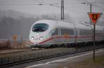 Kaum 3 Blcke spter folgt dem IC ein ICE 3 bei einsetzendem Schneefall..