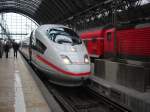 Links ICE 3 (Hispeed anstatt DB) und rechts BR 112 mit einem Dosto-Wagenpark am 03.04.08 in Frankfurt (M) Hbf!