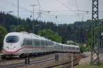 Ein  doppeltes ICE 3 - Lottchen  bremst sich gemchlichen Tempos die am Anfang sanfte und gut erkennbare Neigung der Geislinger Steige hinab.