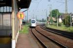 Ein ICE fhrt in gemchlichem Tempo durch den Cowiger Bahnhof, 31.05.08