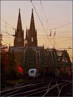 Eine ICE 3 Einheit verlsst die Hohenzollernbrcke in Richtung Kln Messe/Deutz im letzten Abendlicht des 08.11.08.