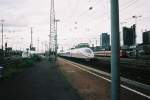 Am 29.10.04 stehen zwei ICE 3 (BR 403) in Dortmund Hbf. Der rechte kommt gerade aus Stuttgart und der linke fhrt in wenigen Minuten nach Mnchen