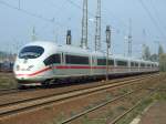 Ein ICE der Baureihe 403 durchfhrt Duisburg-Bissingheim