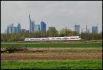 Dieser ICE-3 wurde am 09.April 2009 vor der Skyline Frankfurts abgelichtet.