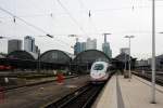 Die Skyline von Frankfurt/Main mit einfahrendem ICE 3. (April 2009).