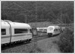 Fahren auf Sicht? - 

Nein, der hintere Zug wird vom vorderen Zug ferngesteuert. Erst am Bahnhof fährt dieser auf ein anderes Bahnsteiggleis. Gesehen auf der Filsbahn bei Urspring. 

17.07.2009 (M)